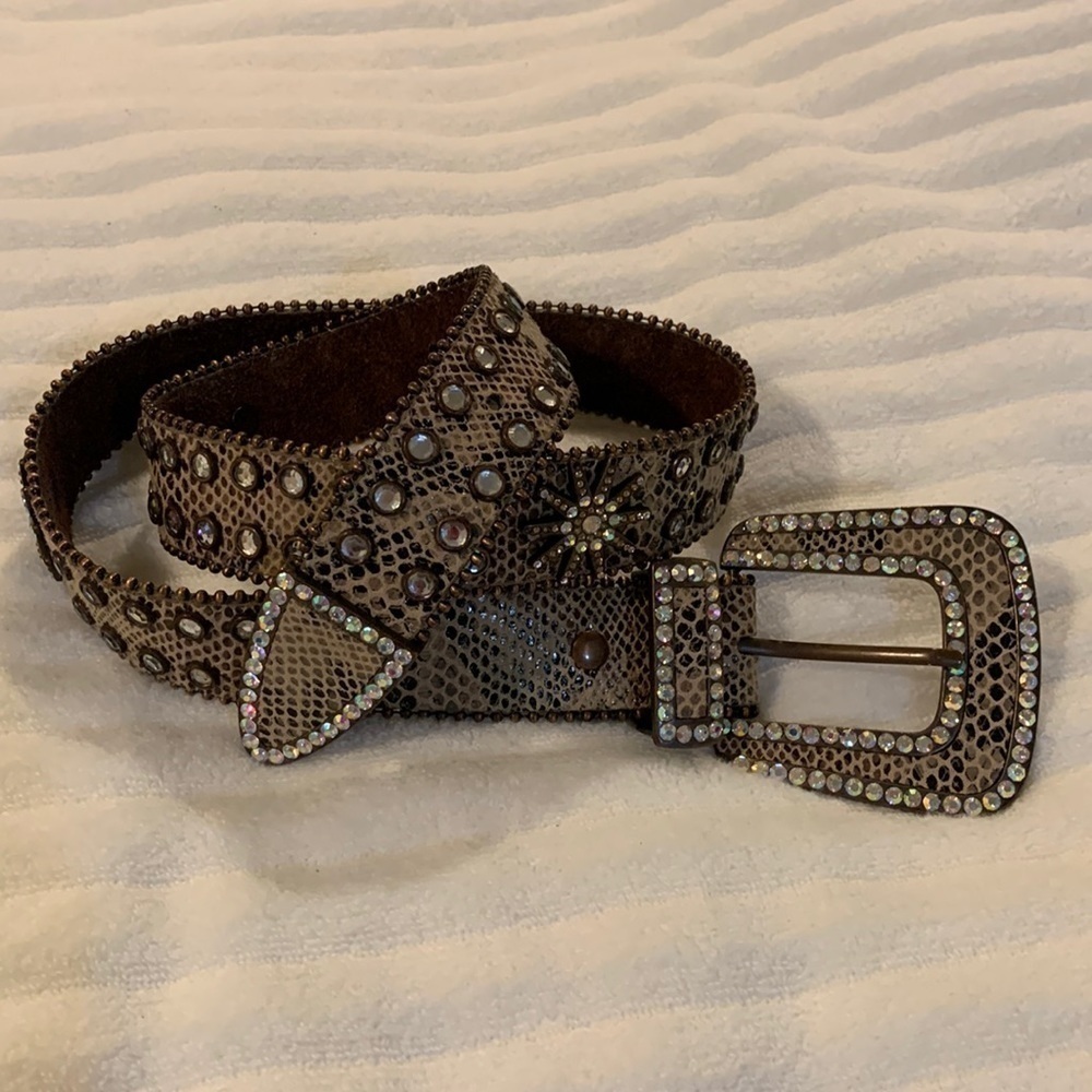 Belt Western Style Bling. Leather. Four Starbursts along belt. Size M. 38”.﻿﻿﻿﻿﻿